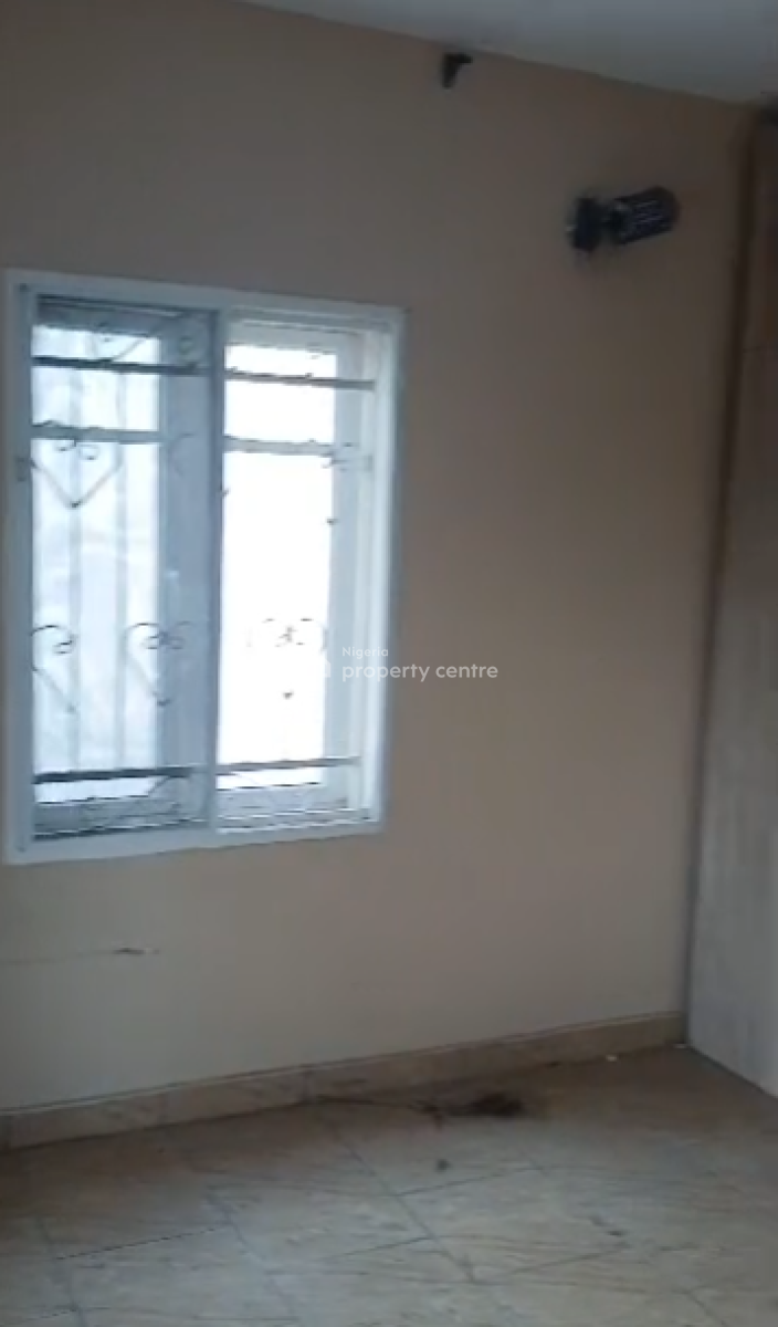 Executive Room Upstairs, Lekki Scheme 2 Estate, Abraham Adesanya, Lekki Phase 2, Lekki, Lagos, Flat / Apartment for Rent