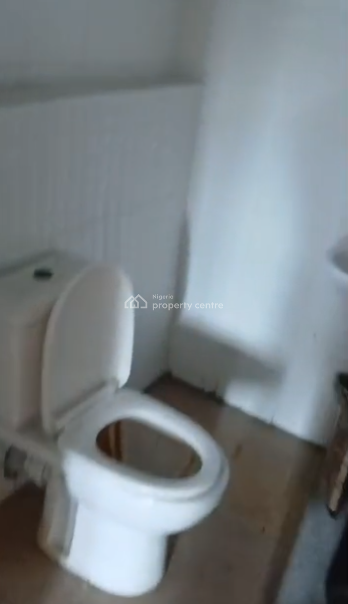 Executive Room Upstairs, Lekki Scheme 2 Estate, Abraham Adesanya, Lekki Phase 2, Lekki, Lagos, Flat / Apartment for Rent