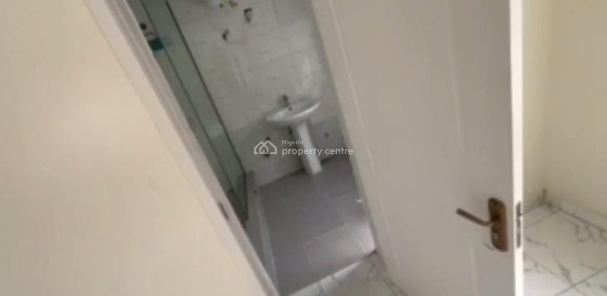 Vacant Spacious Three (3) Bedroom Apartment, Adekunle, Yaba, Lagos, Flat / Apartment for Sale