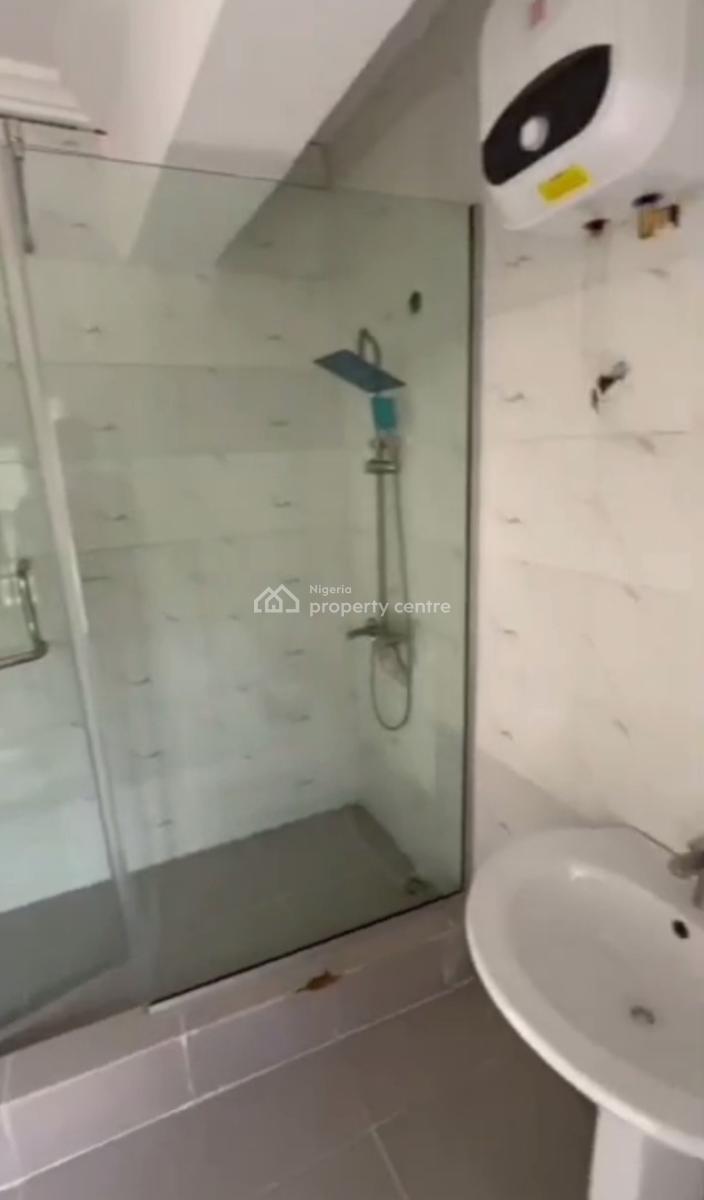 Vacant Spacious Three (3) Bedroom Apartment, Adekunle, Yaba, Lagos, Flat / Apartment for Sale