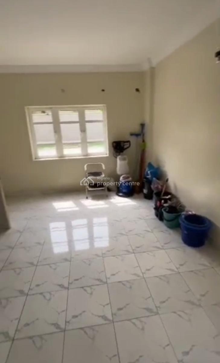 Vacant Spacious Three (3) Bedroom Apartment, Adekunle, Yaba, Lagos, Flat / Apartment for Sale
