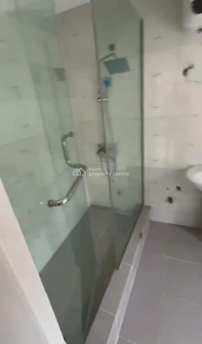 Vacant Spacious Three (3) Bedroom Apartment, Adekunle, Yaba, Lagos, Flat / Apartment for Sale