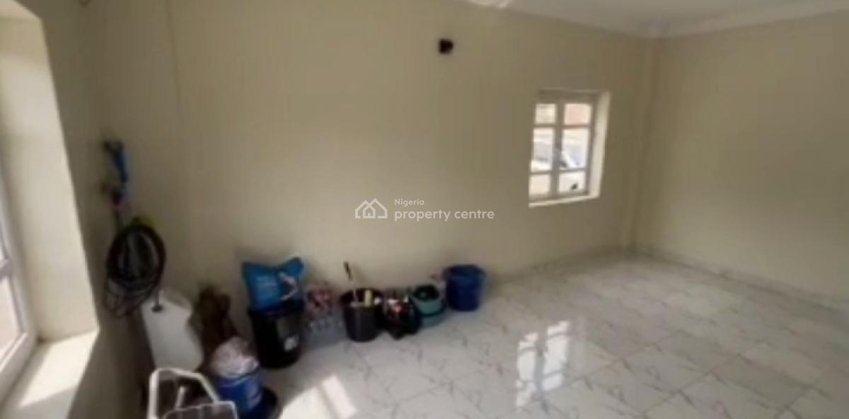 Vacant Spacious Three (3) Bedroom Apartment, Adekunle, Yaba, Lagos, Flat / Apartment for Sale