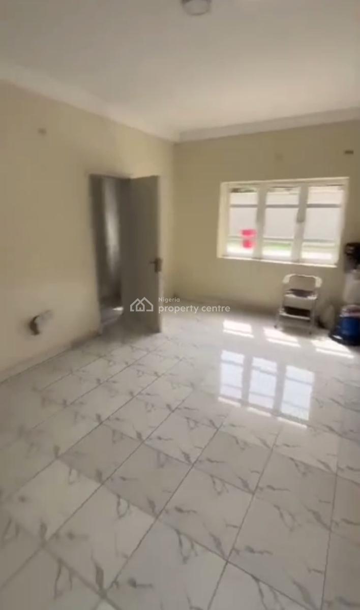 Vacant Spacious Three (3) Bedroom Apartment, Adekunle, Yaba, Lagos, Flat / Apartment for Sale