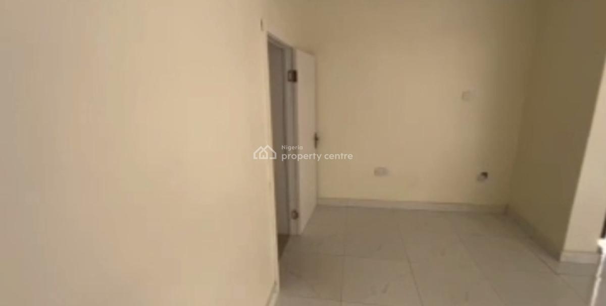 Vacant Spacious Three (3) Bedroom Apartment, Adekunle, Yaba, Lagos, Flat / Apartment for Sale