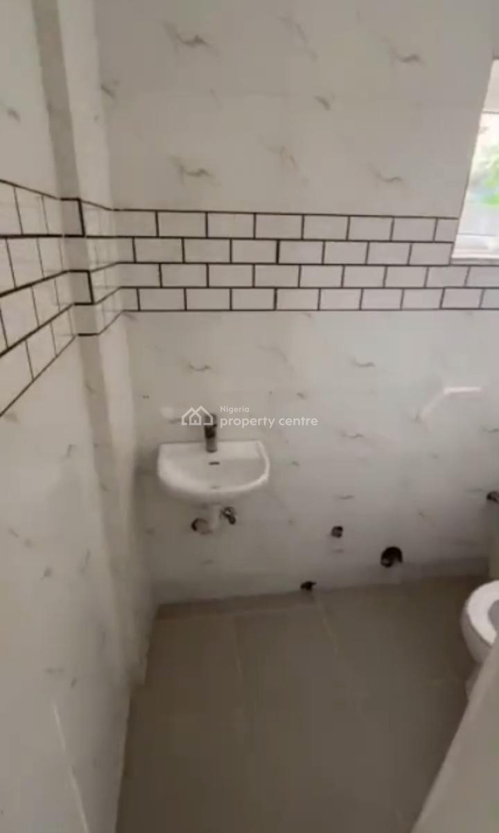 Vacant Spacious Three (3) Bedroom Apartment, Adekunle, Yaba, Lagos, Flat / Apartment for Sale