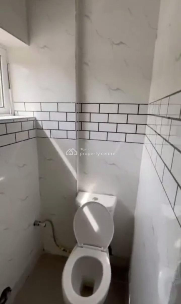 Vacant Spacious Three (3) Bedroom Apartment, Adekunle, Yaba, Lagos, Flat / Apartment for Sale