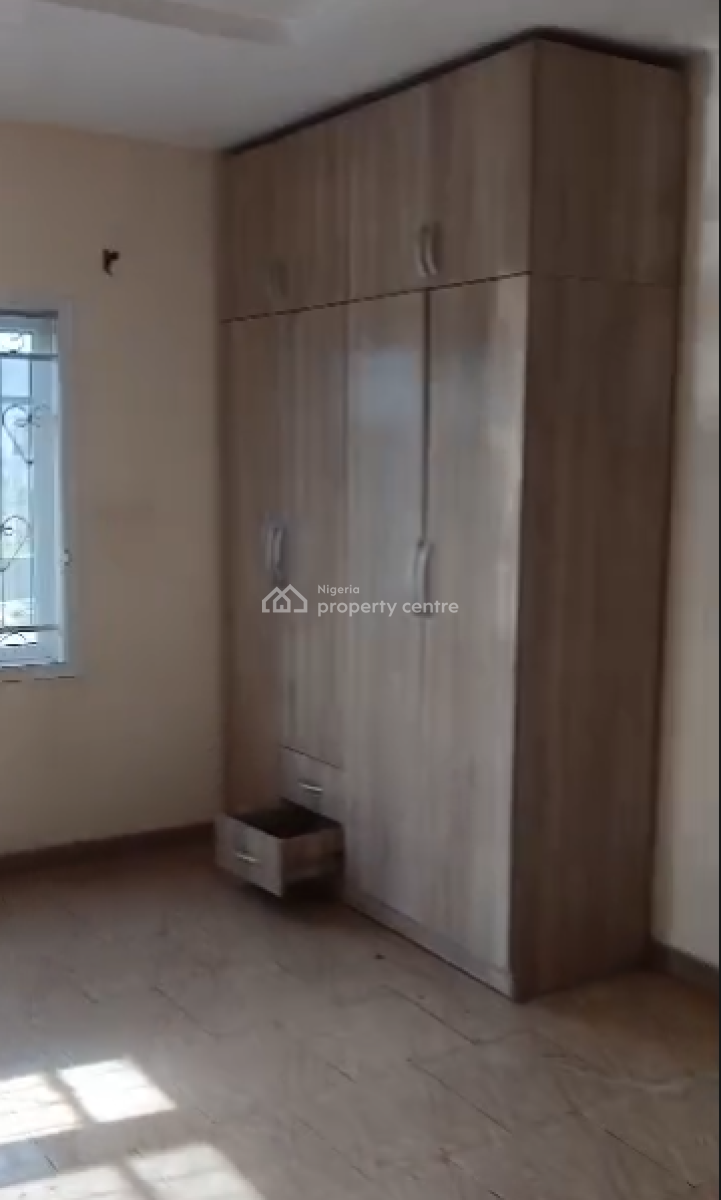 Executive Room Upstairs, Lekki Scheme 2 Estate, Abraham Adesanya, Lekki Phase 2, Lekki, Lagos, Flat / Apartment for Rent