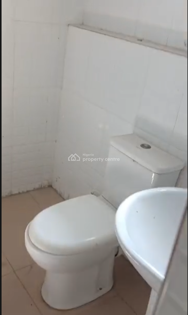 Executive Room Upstairs, Lekki Scheme 2 Estate, Abraham Adesanya, Lekki Phase 2, Lekki, Lagos, Flat / Apartment for Rent