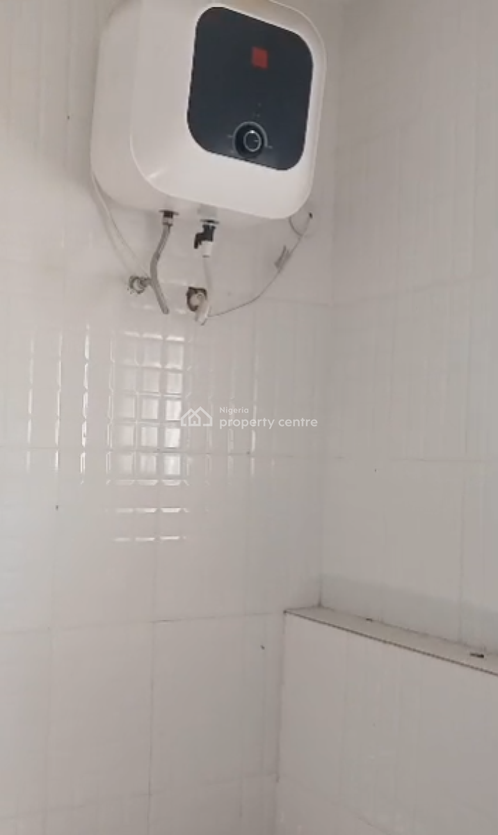 Executive Room Upstairs, Lekki Scheme 2 Estate, Abraham Adesanya, Lekki Phase 2, Lekki, Lagos, Flat / Apartment for Rent