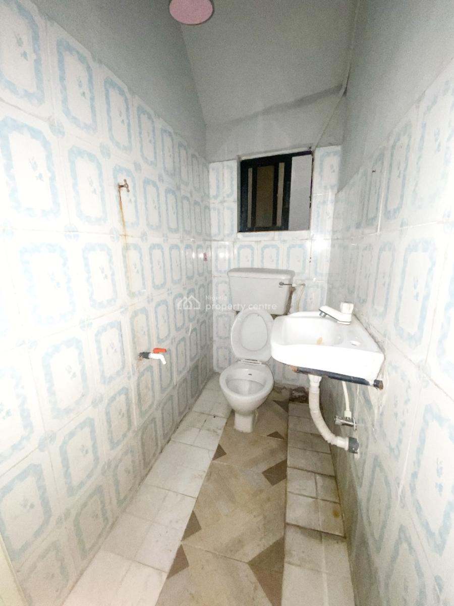 a Well Maintained Spacious 2 Bedroom Flat, Omole Phase 2, Ikeja, Lagos, Flat / Apartment for Rent