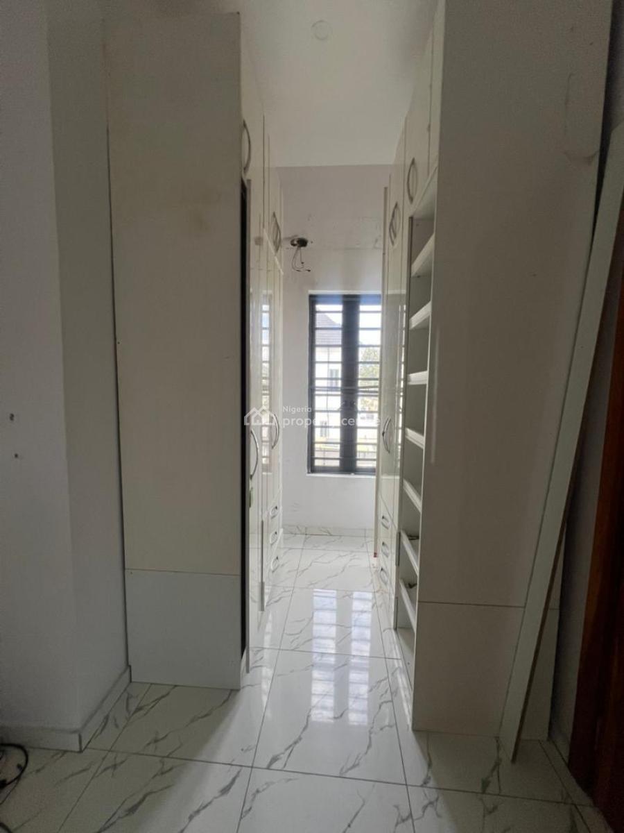 Distress  4 Bedroom Semi Detached at Osapa with a Room Bq, Osapa, Lekki, Lagos, Semi-detached Duplex for Sale