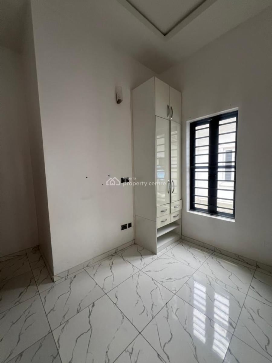 Distress  4 Bedroom Semi Detached at Osapa with a Room Bq, Osapa, Lekki, Lagos, Semi-detached Duplex for Sale