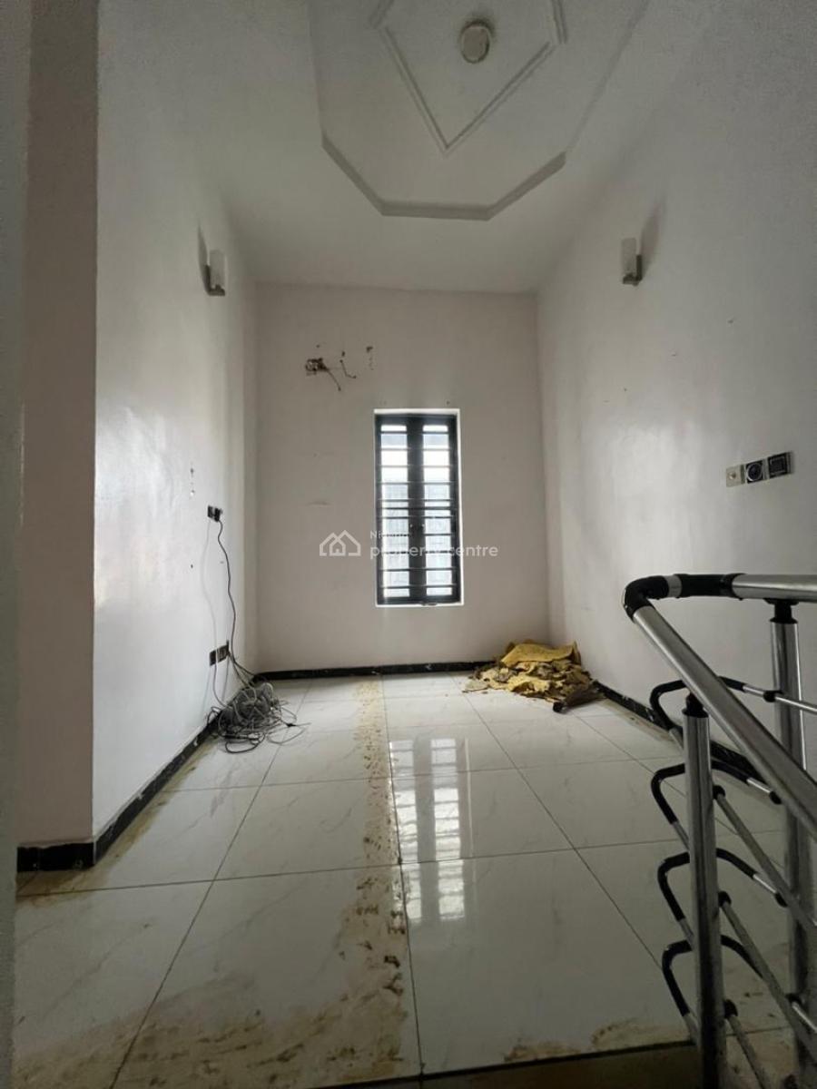 Distress  4 Bedroom Semi Detached at Osapa with a Room Bq, Osapa, Lekki, Lagos, Semi-detached Duplex for Sale