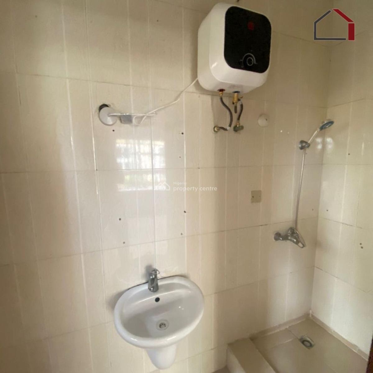 Distress 3 Bedroom Flat at Milverton Estate Osapa, Osapa, Lekki, Lagos, Flat / Apartment for Sale