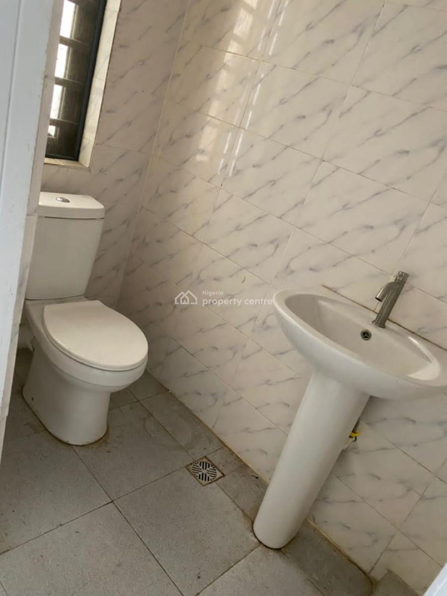 One Bedroom Apartment, Very Spacious Sitting Room, Visitor Toilet, Kitchen, Ologolo Town, Lekki, Lagos, Flat / Apartment for Rent