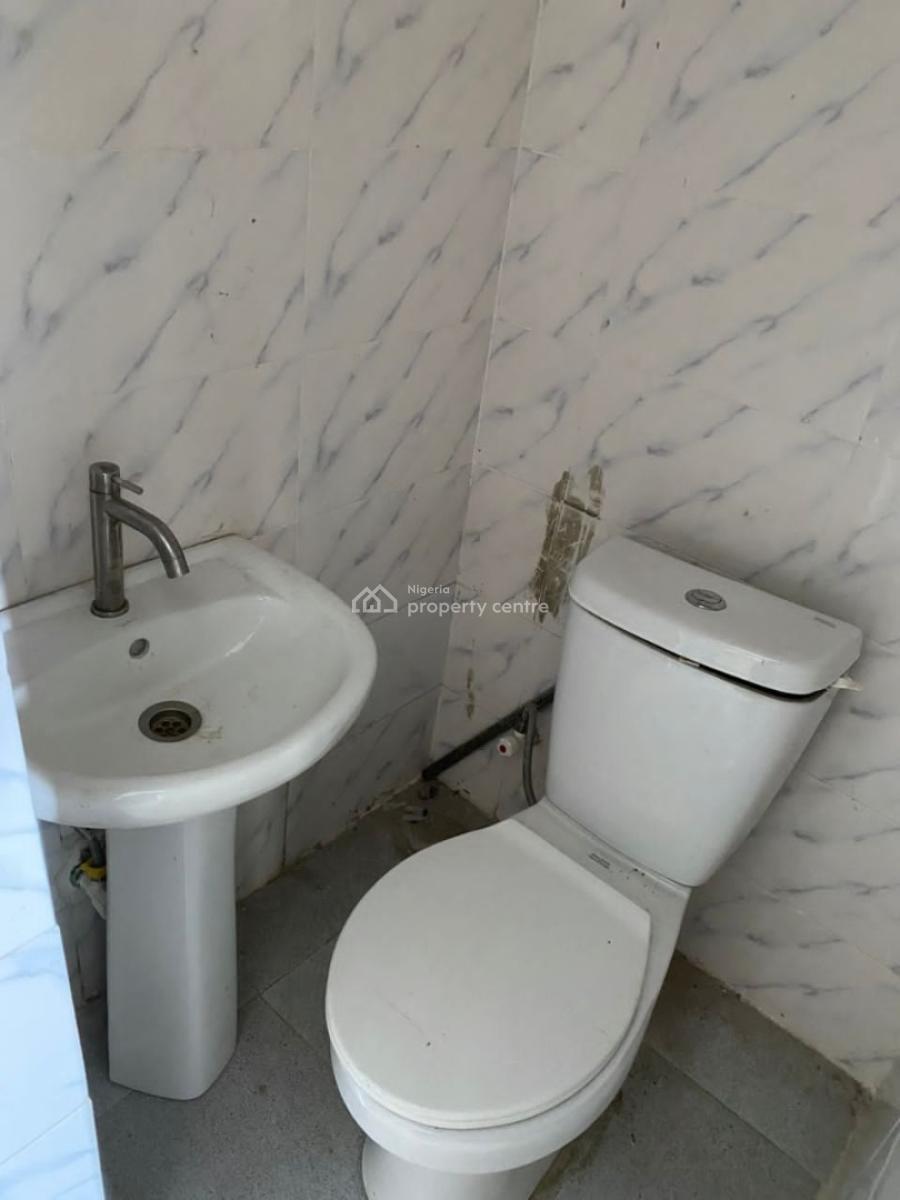 One Bedroom Apartment, Very Spacious Sitting Room, Visitor Toilet, Kitchen, Ologolo Town, Lekki, Lagos, Flat / Apartment for Rent