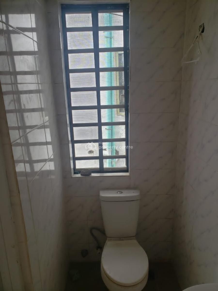 One Bedroom Apartment, Very Spacious Sitting Room, Visitor Toilet, Kitchen, Ologolo Town, Lekki, Lagos, Flat / Apartment for Rent