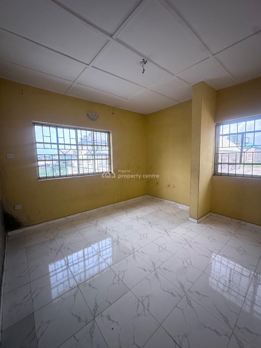 3bedroom Flat Upstairs, Okoye Street, Bucknor Estate Oke Afa Isolo Lagos., Isolo, Lagos, Flat / Apartment for Rent
