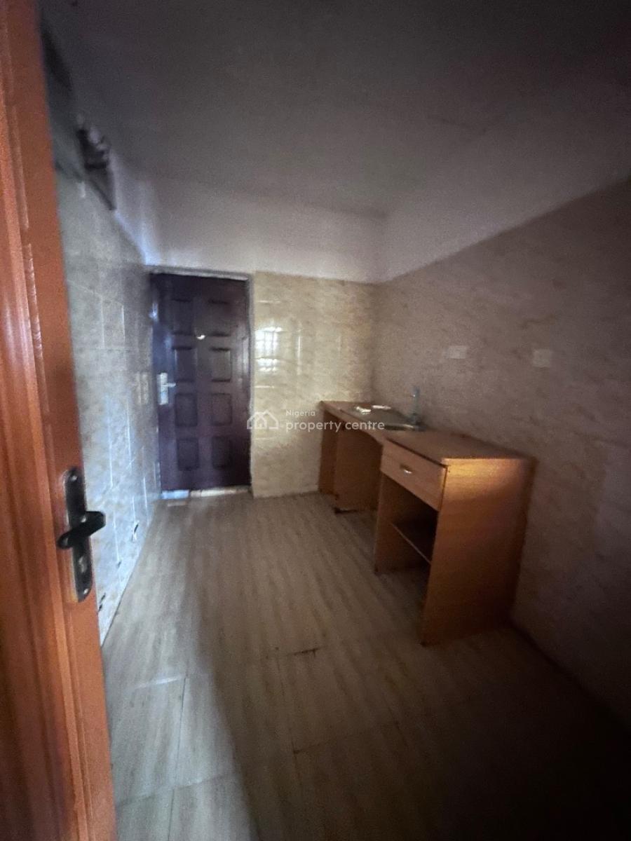 3bedroom Flat Upstairs, Okoye Street, Bucknor Estate Oke Afa Isolo Lagos., Isolo, Lagos, Flat / Apartment for Rent