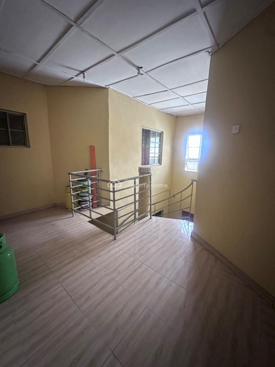 3bedroom Flat Upstairs, Okoye Street, Bucknor Estate Oke Afa Isolo Lagos., Isolo, Lagos, Flat / Apartment for Rent