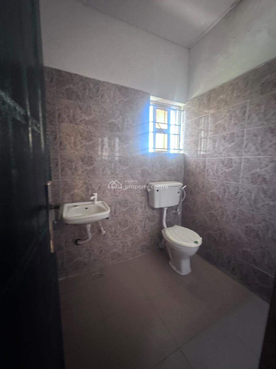 3bedroom Flat Upstairs, Okoye Street, Bucknor Estate Oke Afa Isolo Lagos., Isolo, Lagos, Flat / Apartment for Rent