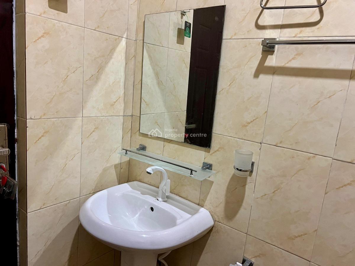 S & S Moj-june 12 Apartment, 2b, June 12 Boulevard Road, Road 4 Junction Abraham Adesanya, Ajah, Lagos, Detached Bungalow Short Let