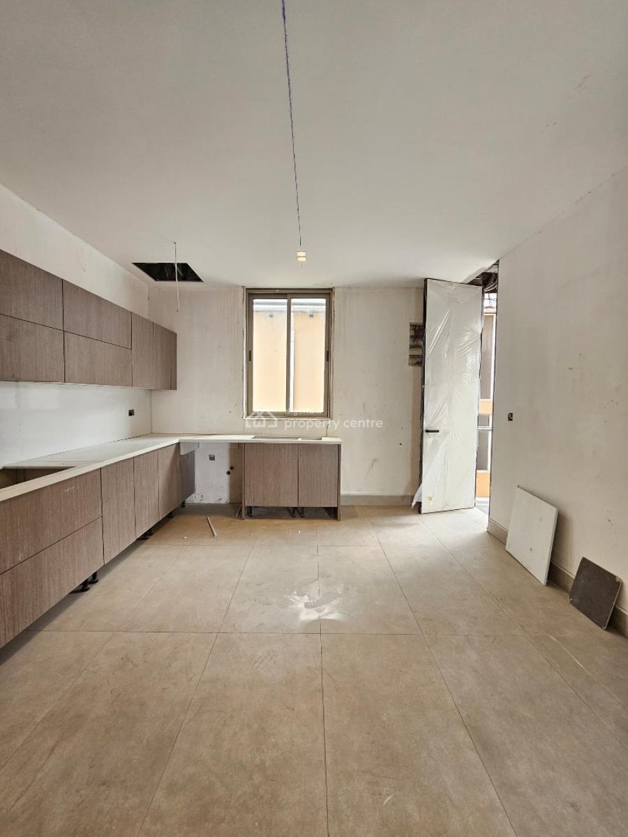 Exclusive 4 Bedroom Maisonette, Lekki Phase 1, Lekki, Lagos, Flat / Apartment for Sale
