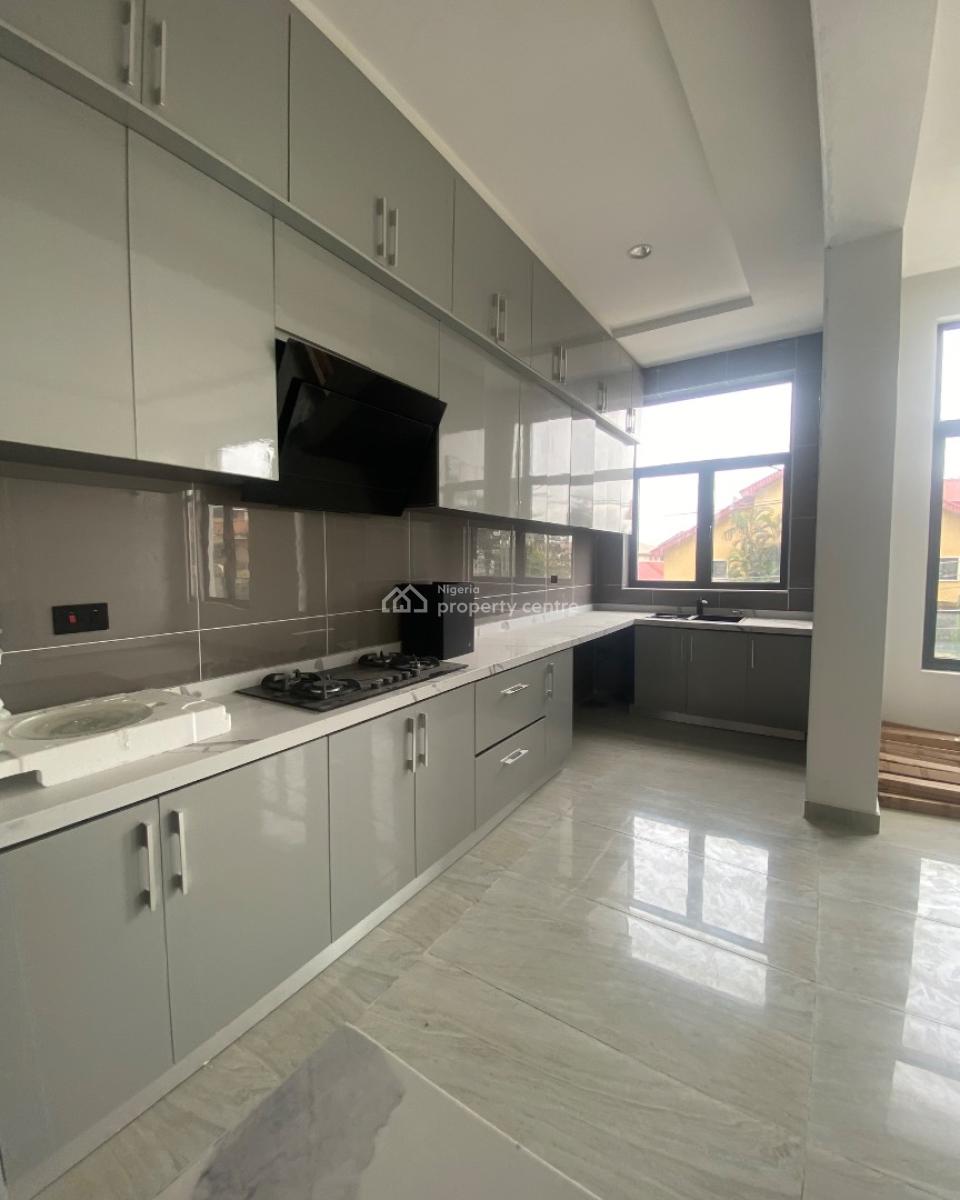 Sprawling 2 Bedroom Apartment, Lekki Phase 1, Lekki, Lagos, Flat / Apartment for Sale