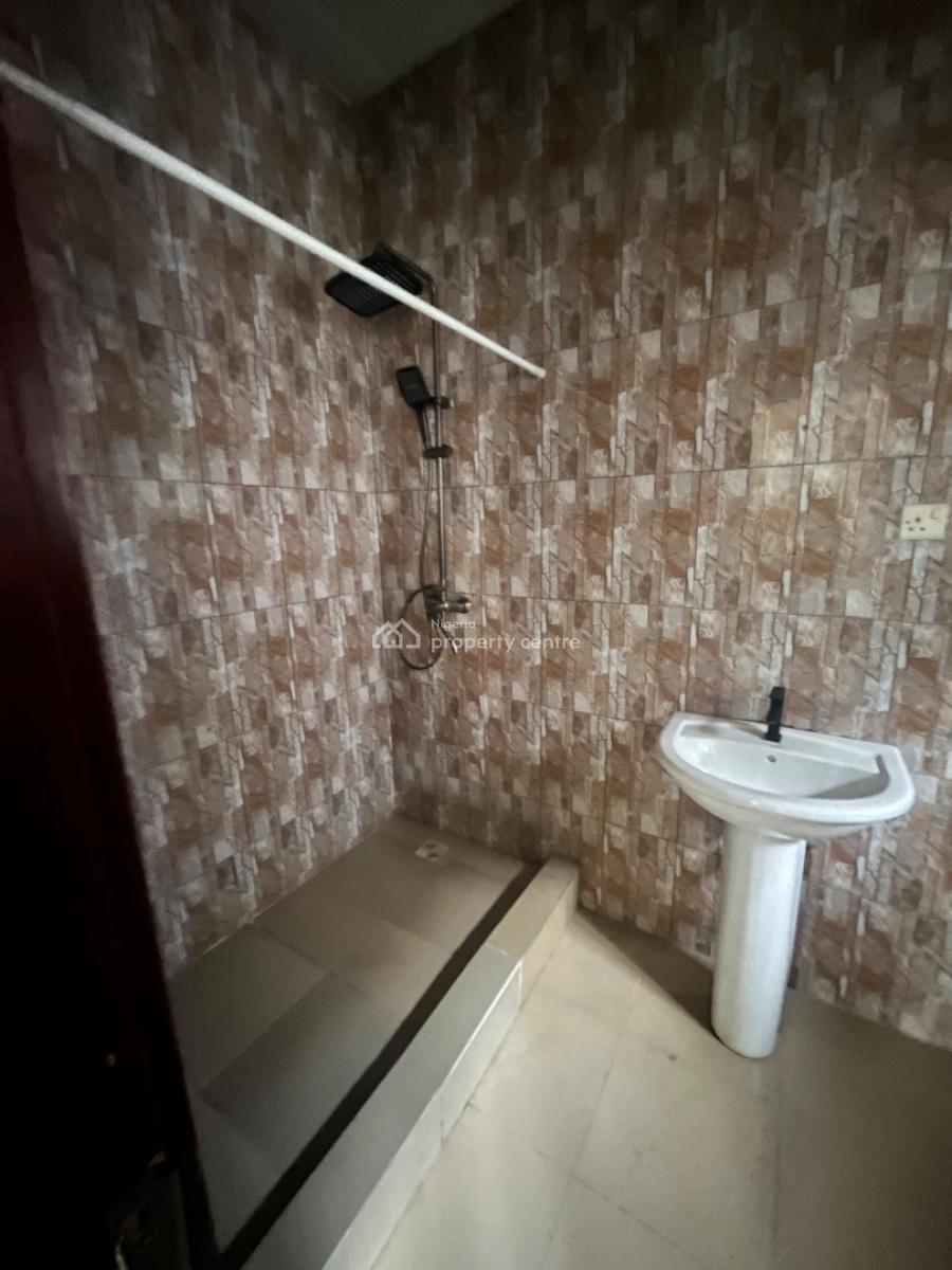 Spacious Ensuite Bedroom Upstairs for Office Or Residential Use, By Chisco Junction, Ikate Elegushi, Lekki, Lagos, Flat / Apartment for Rent