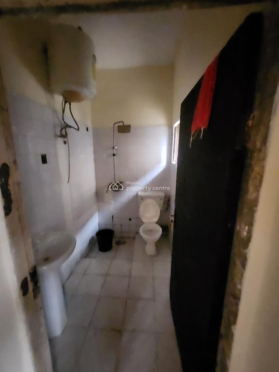 Clean 2 Bedroom Flat, Pay and Packin, Ground Floor, Wuse Zone, Wuse, Abuja, Flat / Apartment for Rent