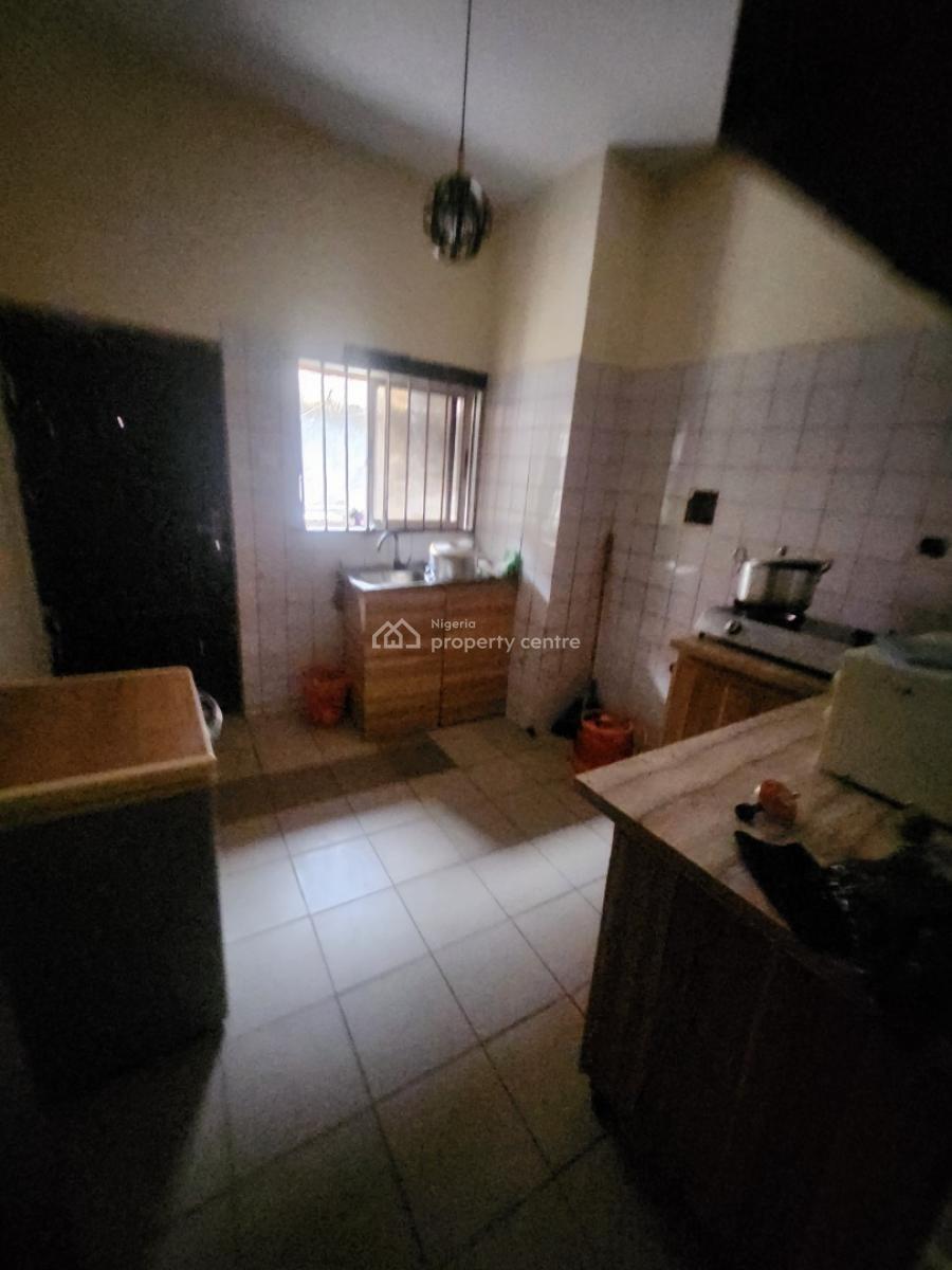 Clean 2 Bedroom Flat, Pay and Packin, Ground Floor, Wuse Zone, Wuse, Abuja, Flat / Apartment for Rent