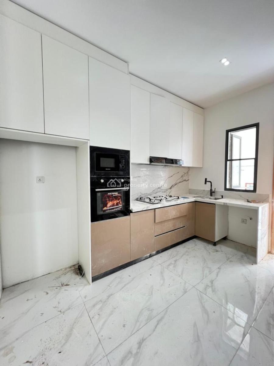 Spacious 2 Bedroom Apartment, Lekki Phase 1, Lekki, Lagos, Flat / Apartment for Sale