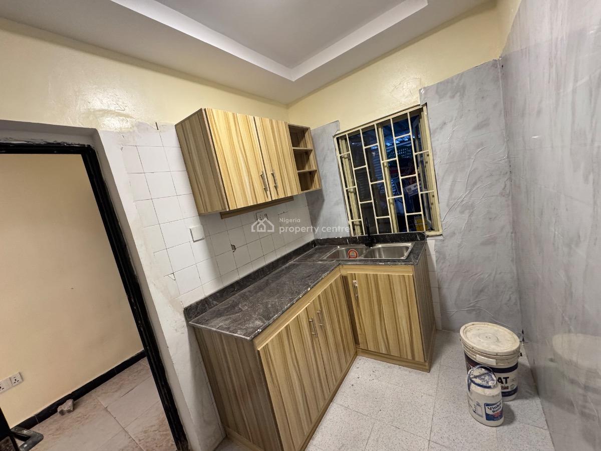 Newly Renovated 2 Bedroom Bungalow in Lekki 1., Lekki Phase 1 Off Road 14., Lekki Phase 1, Lekki, Lagos, Flat / Apartment for Rent