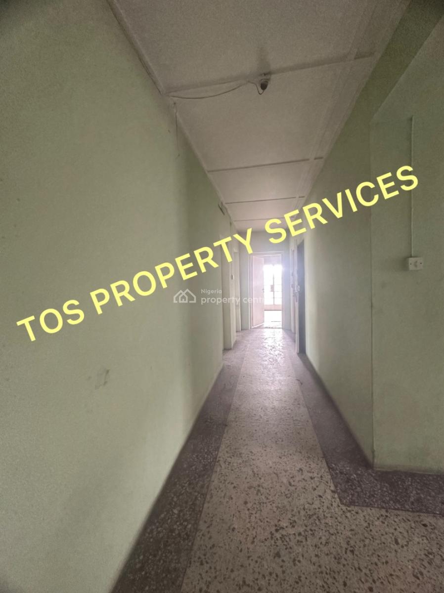 3 Bedroom Flat in an Estate (upstairs), Off Herbert Macaulay Way, Yaba, Lagos, Flat / Apartment for Rent