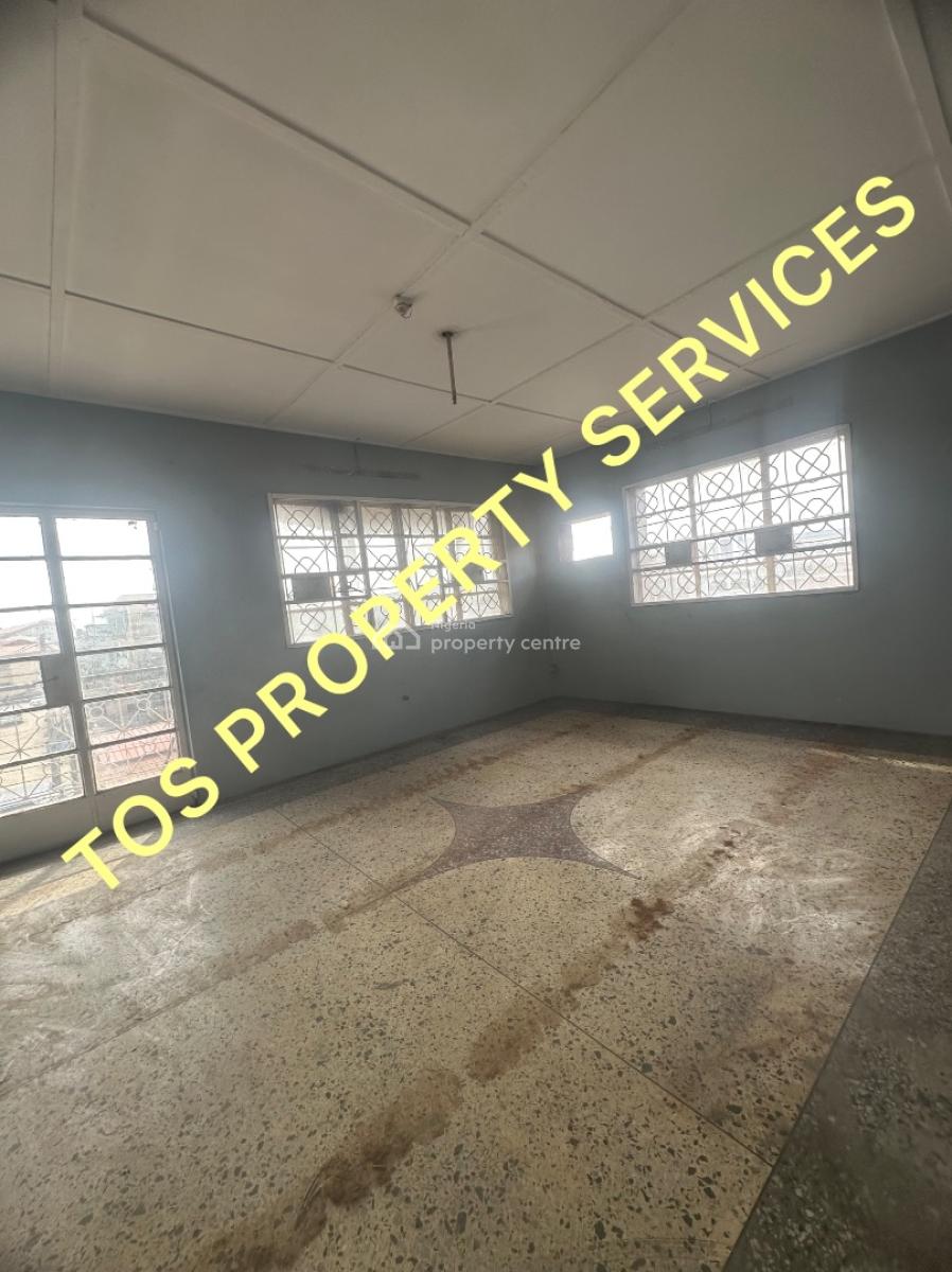 3 Bedroom Flat in an Estate (upstairs), Off Herbert Macaulay Way, Yaba, Lagos, Flat / Apartment for Rent