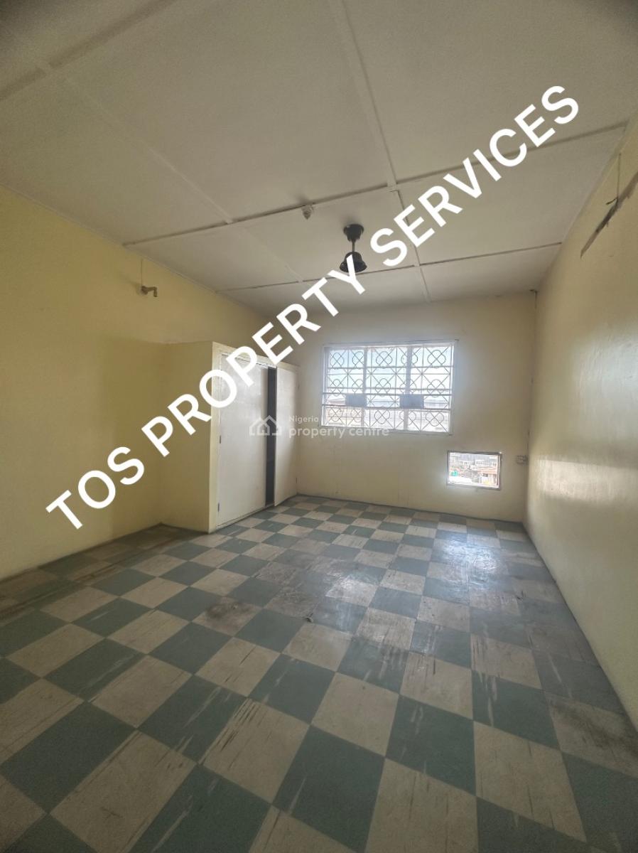 3 Bedroom Flat in an Estate (upstairs), Off Herbert Macaulay Way, Yaba, Lagos, Flat / Apartment for Rent