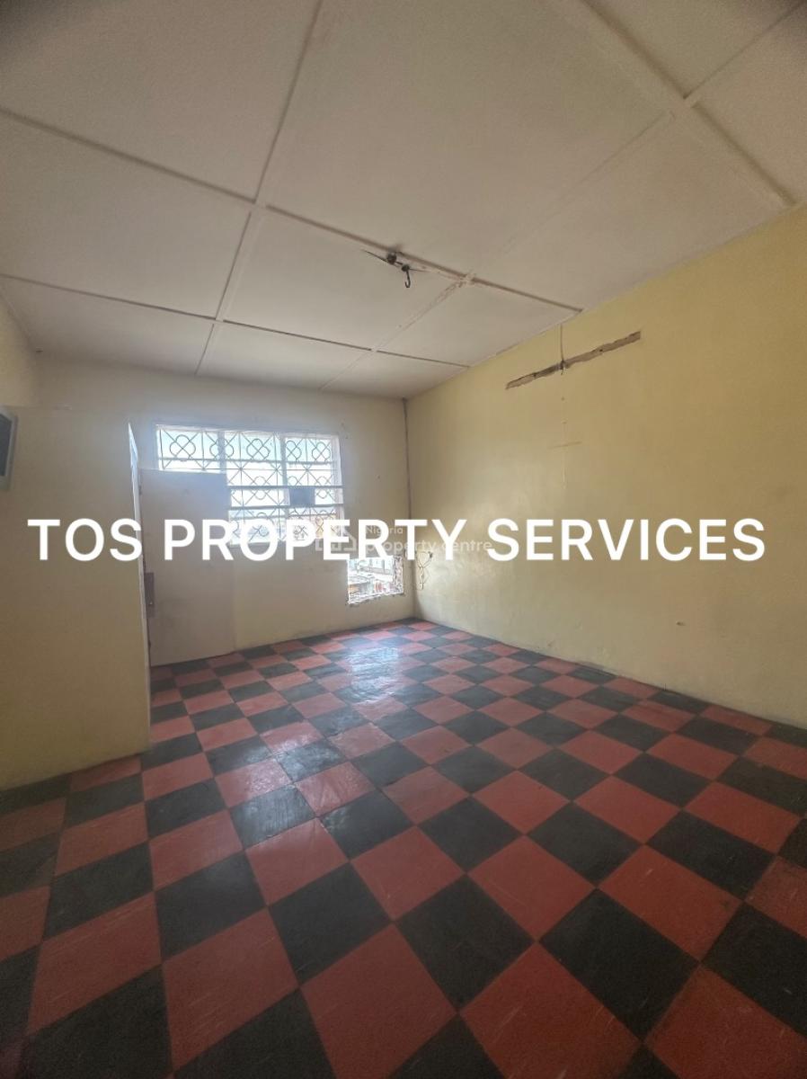 3 Bedroom Flat in an Estate (upstairs), Off Herbert Macaulay Way, Yaba, Lagos, Flat / Apartment for Rent