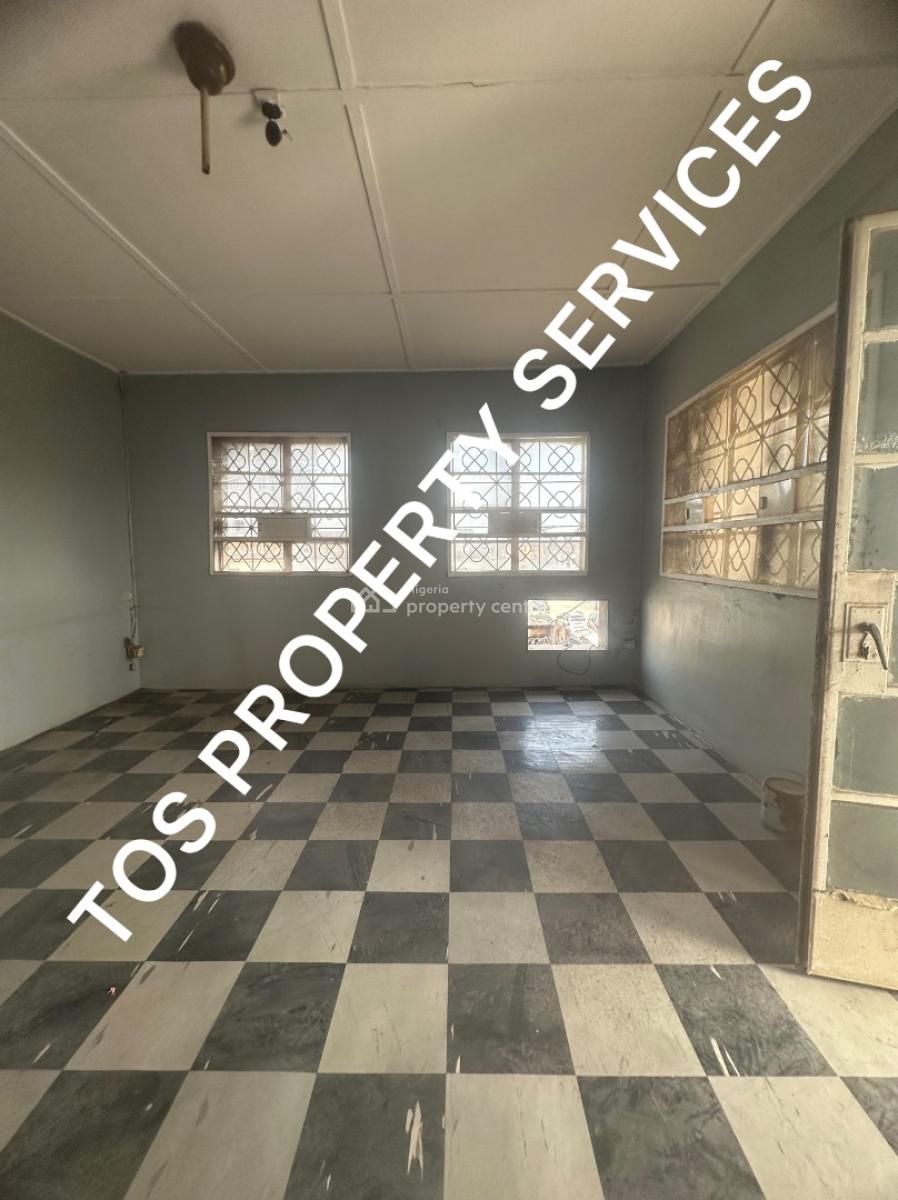 3 Bedroom Flat in an Estate (upstairs), Off Herbert Macaulay Way, Yaba, Lagos, Flat / Apartment for Rent