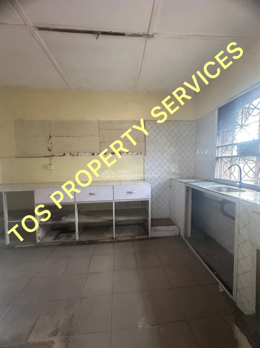 3 Bedroom Flat in an Estate (upstairs), Off Herbert Macaulay Way, Yaba, Lagos, Flat / Apartment for Rent