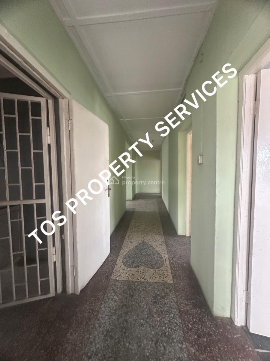3 Bedroom Flat in an Estate (upstairs), Off Herbert Macaulay Way, Yaba, Lagos, Flat / Apartment for Rent