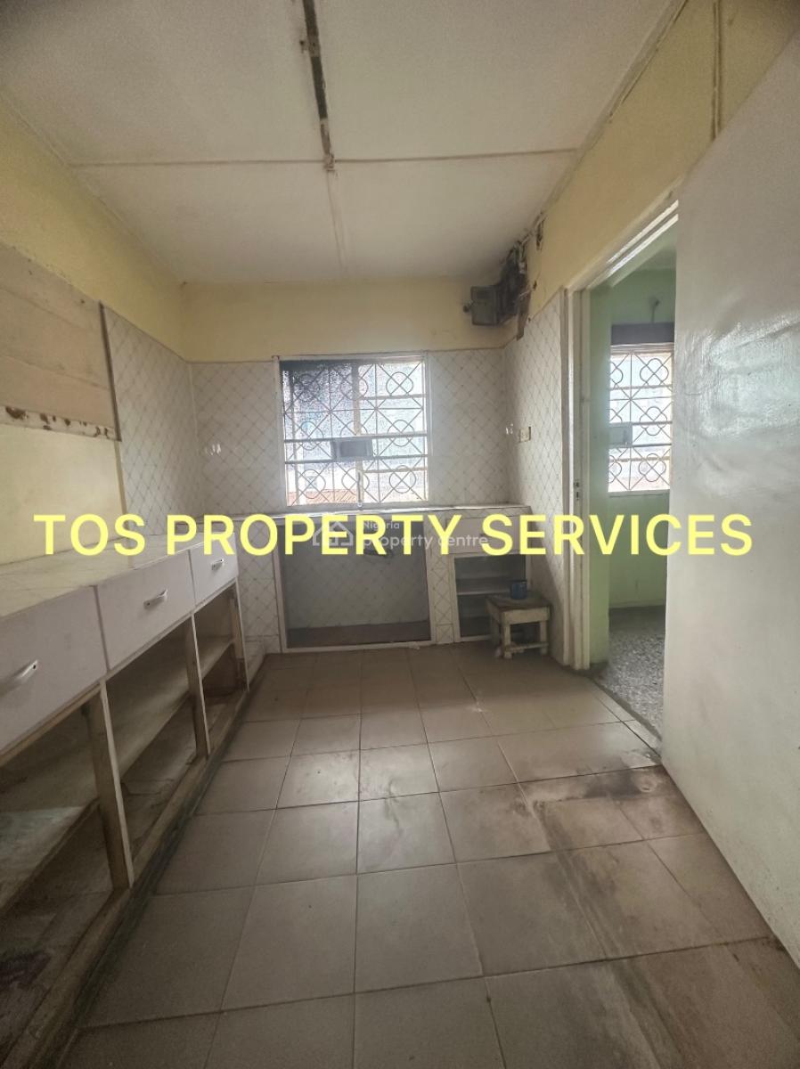 3 Bedroom Flat in an Estate (upstairs), Off Herbert Macaulay Way, Yaba, Lagos, Flat / Apartment for Rent