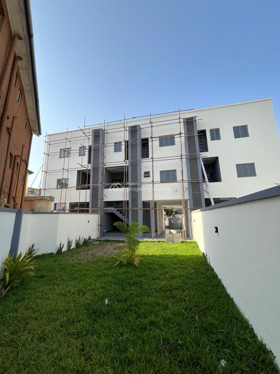 Deluxe 4-bedroom Triplex with Gatehouse & Bq, Obanikoro, Shomolu, Lagos, House for Sale