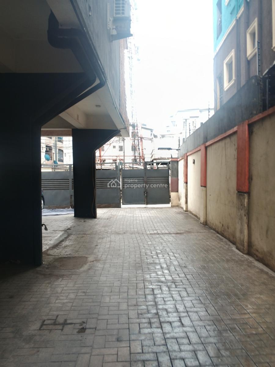 Three Bedroom Apartment with a Bq, Alagomeji, Alagomeji, Yaba, Lagos, Flat / Apartment for Sale