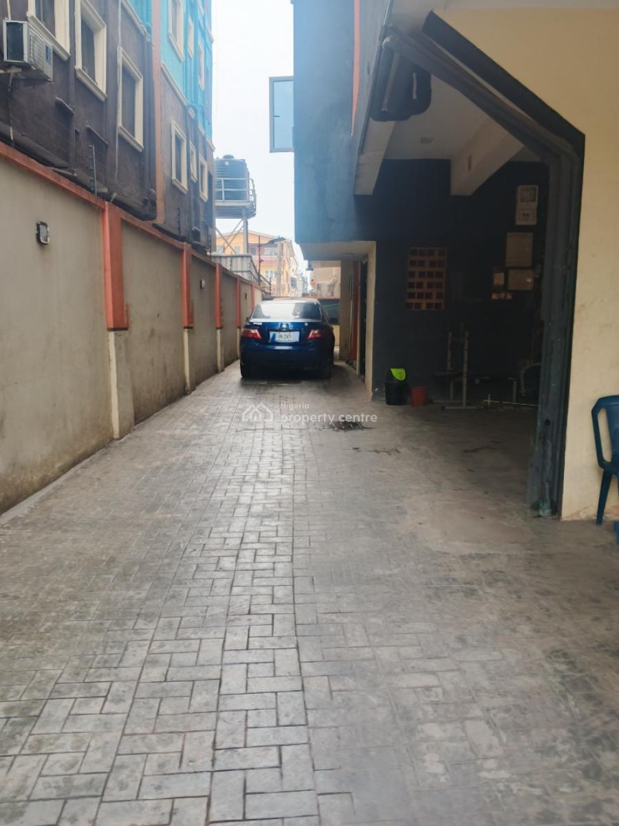 Three Bedroom Apartment with a Bq, Alagomeji, Alagomeji, Yaba, Lagos, Flat / Apartment for Sale