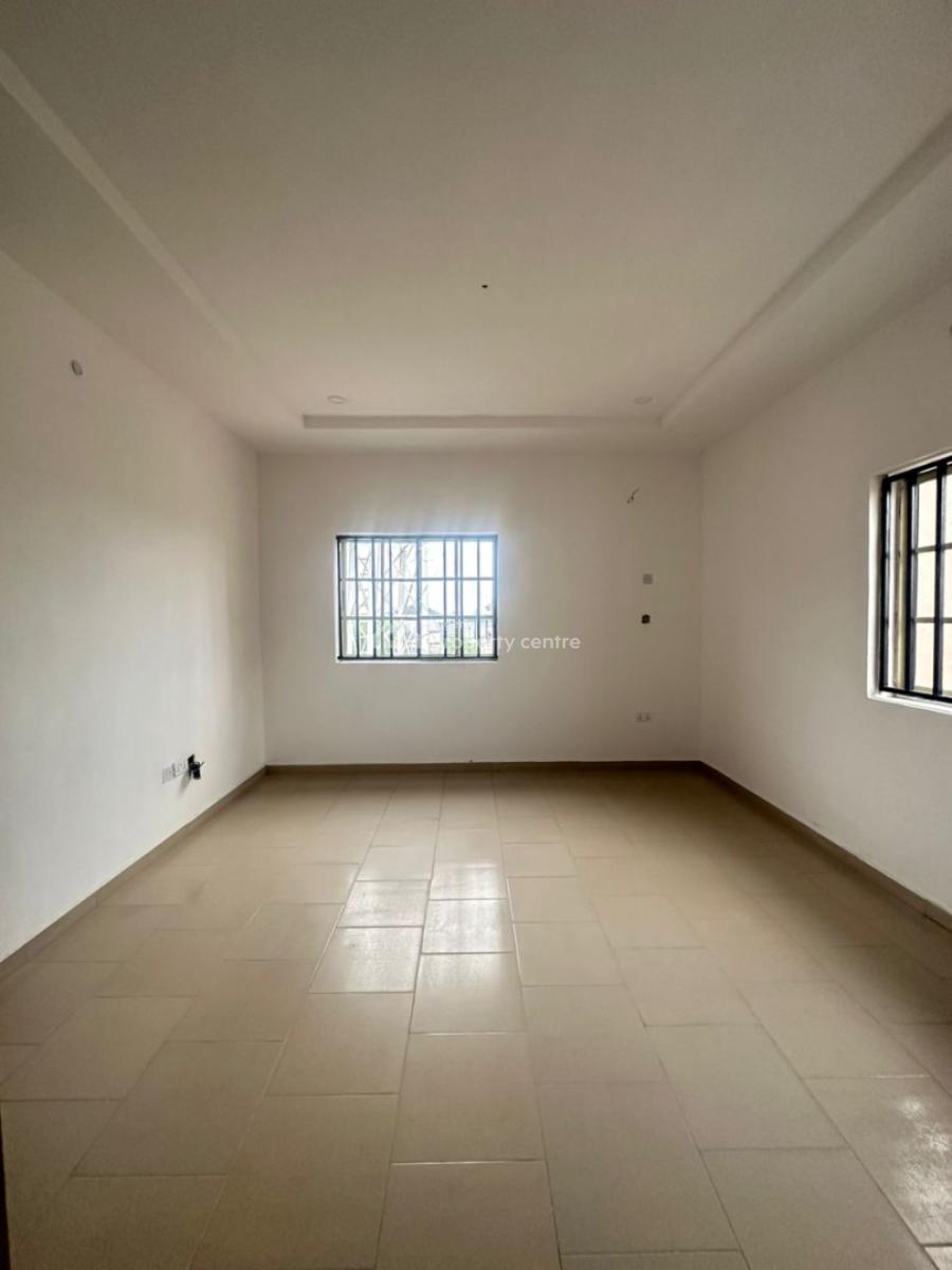 Distress Deal: Spacious   Well  Built 3 Bed Apartment, Ikota, Lekki, Lagos, Block of Flats for Sale