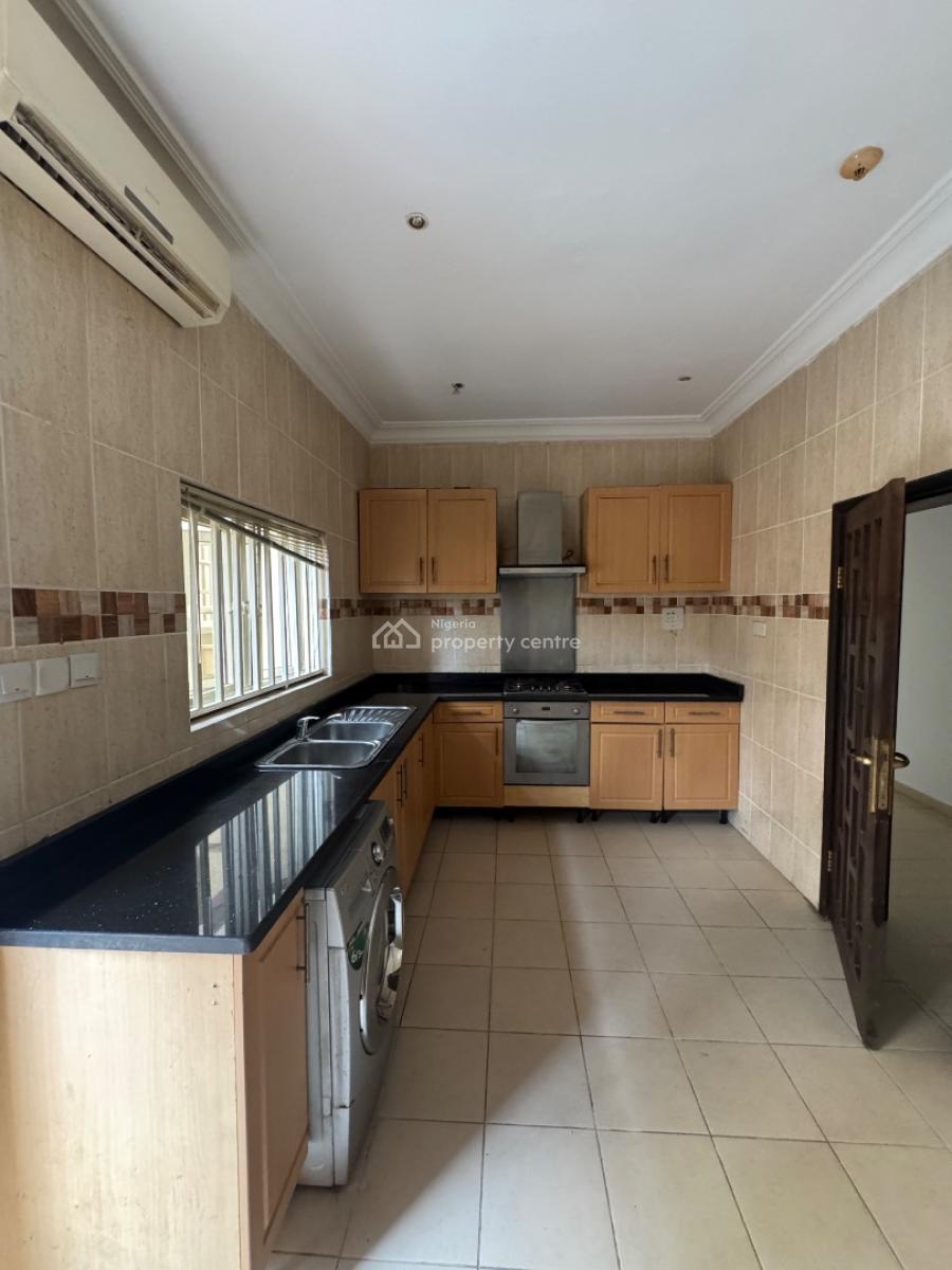 Spacious Three (3) Bedroom Apartment with Bq, Lekki Phase 1, Lekki, Lagos, Flat / Apartment for Rent