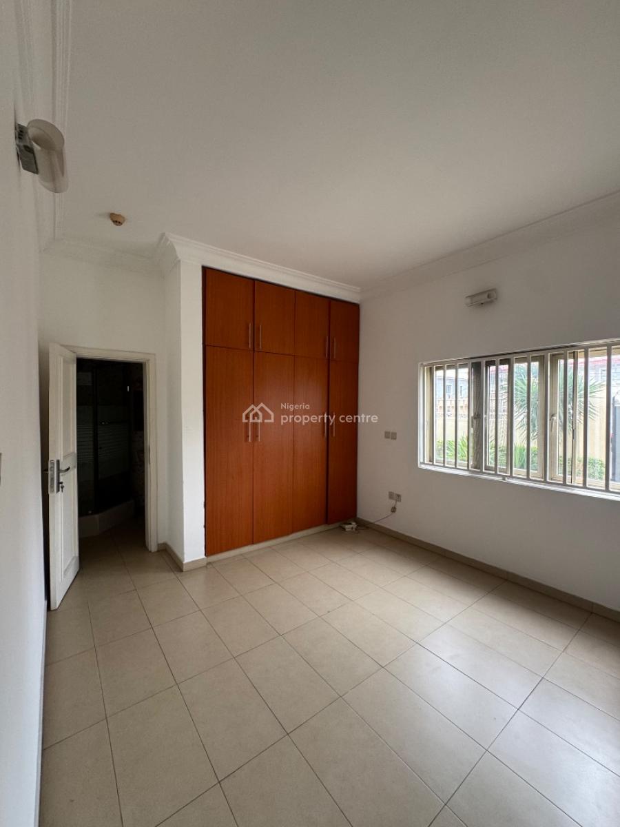 Spacious Three (3) Bedroom Apartment with Bq, Lekki Phase 1, Lekki, Lagos, Flat / Apartment for Rent