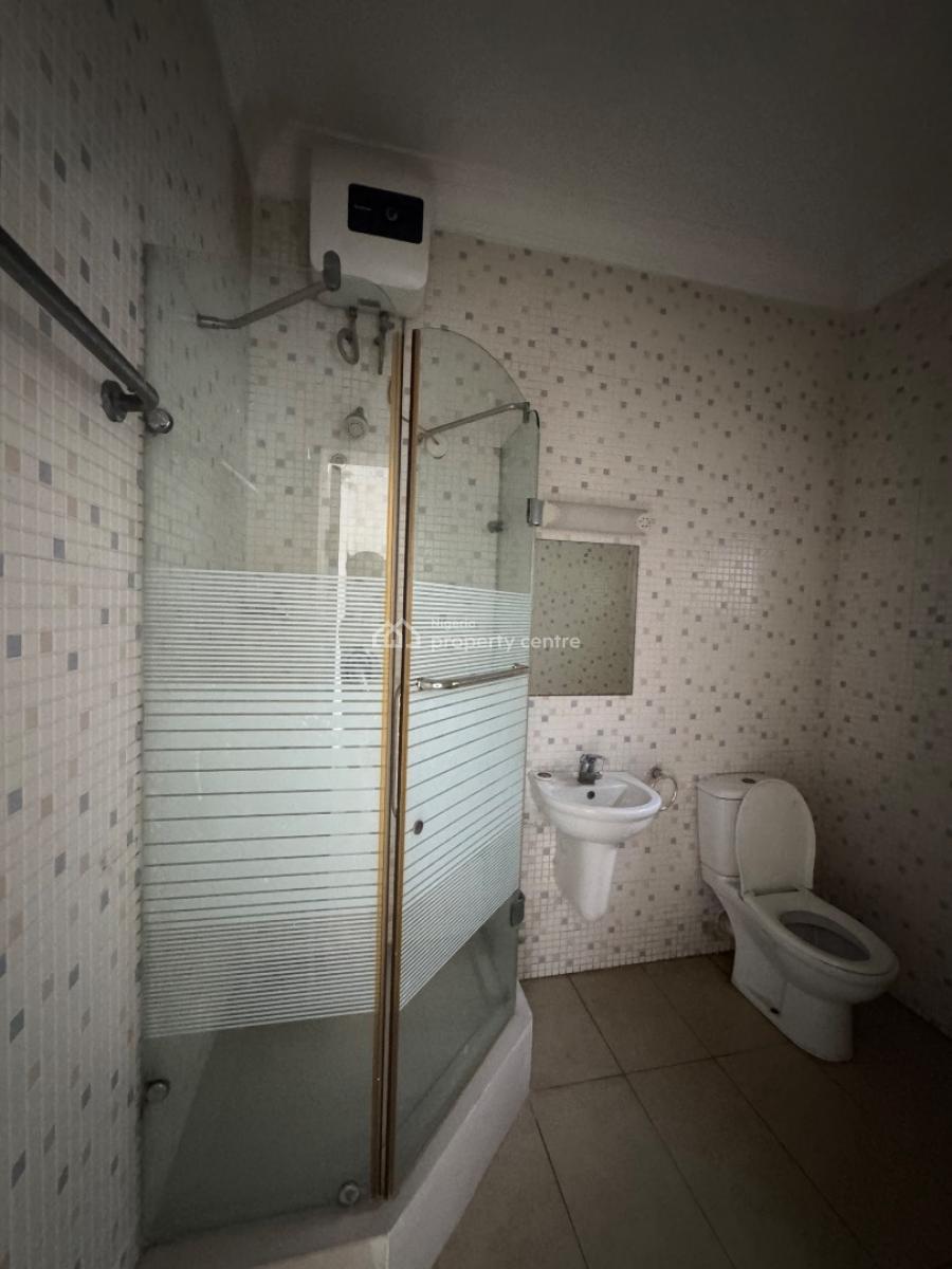 Spacious Three (3) Bedroom Apartment with Bq, Lekki Phase 1, Lekki, Lagos, Flat / Apartment for Rent