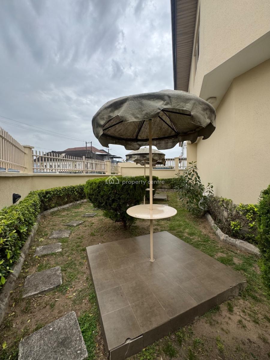 Spacious Three (3) Bedroom Apartment with Bq, Lekki Phase 1, Lekki, Lagos, Flat / Apartment for Rent